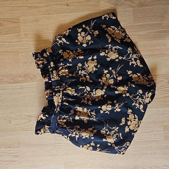 Pretty floral print belted shorts - Picture 2 of 3